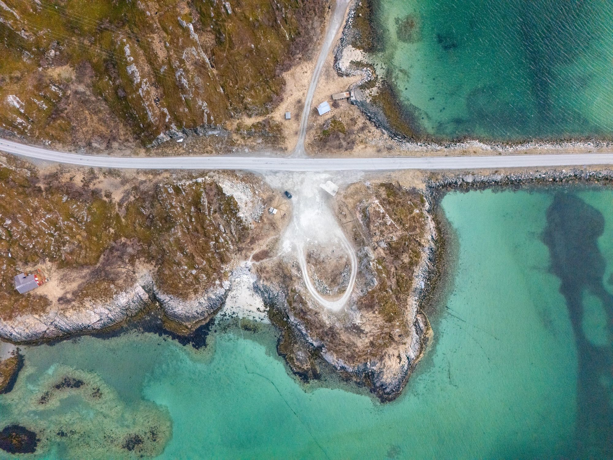 Puente sobre aguas cristalinas en paisaje escénico