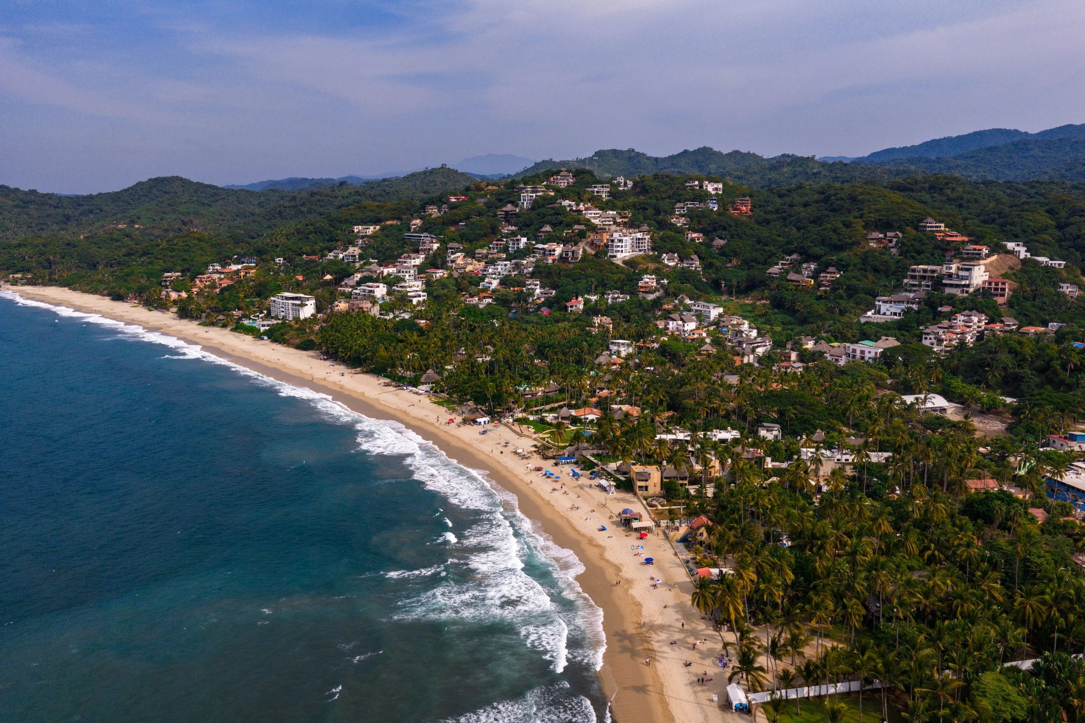 Playa soleada ideal para vacaciones internacionales