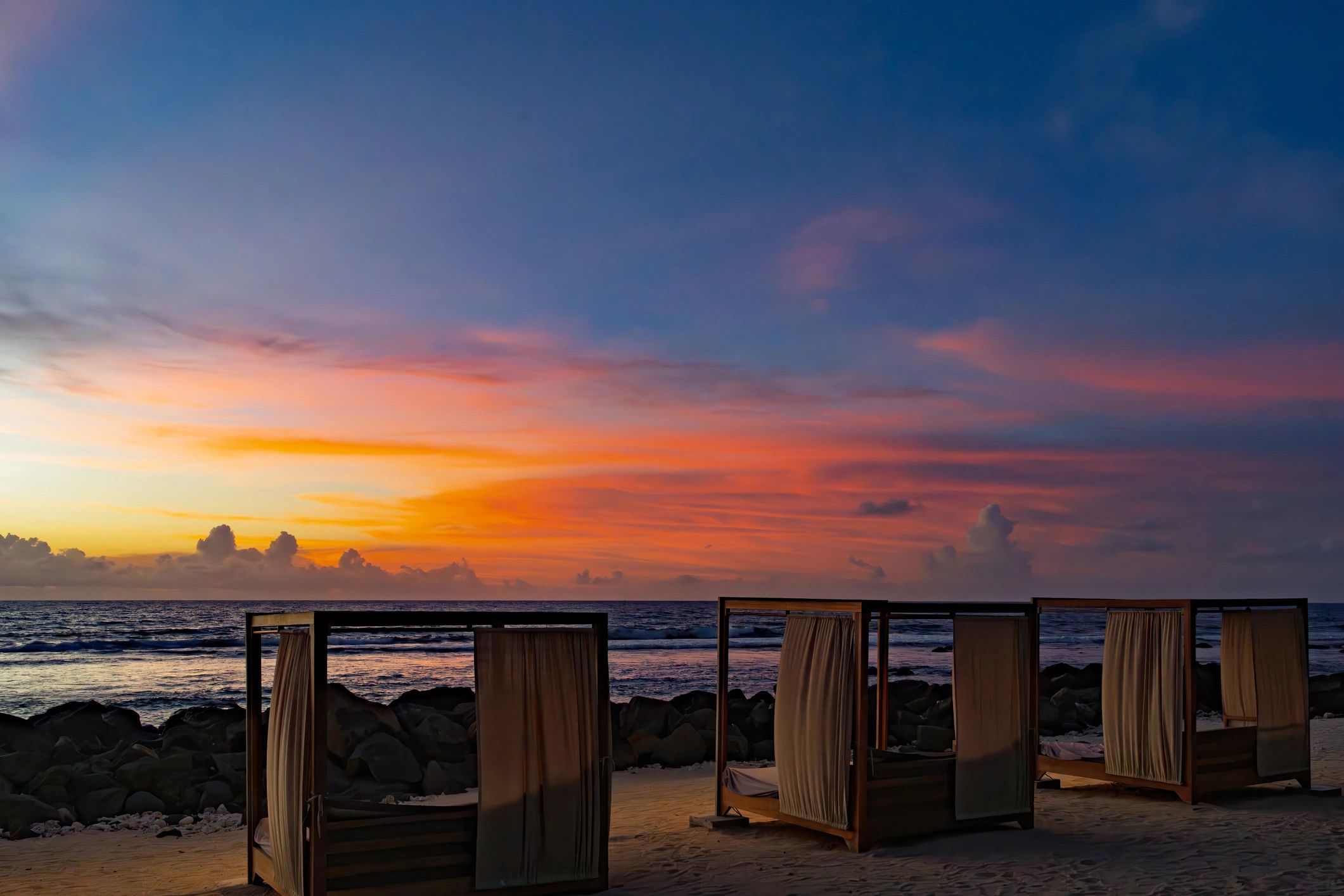 Cabañas de playa al atardecer